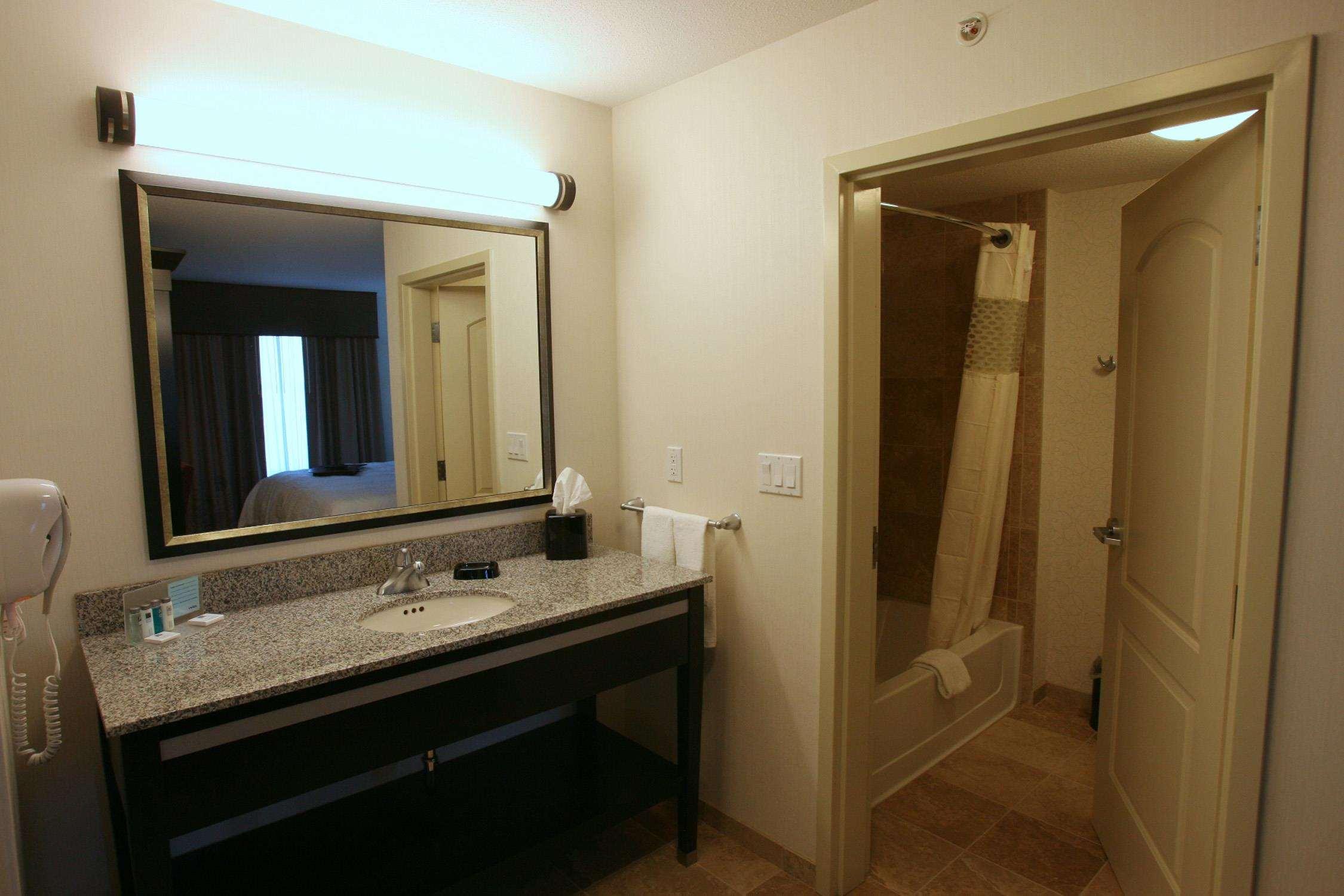 Hampton Inn & Suites Red Deer Penhold Rom bilde