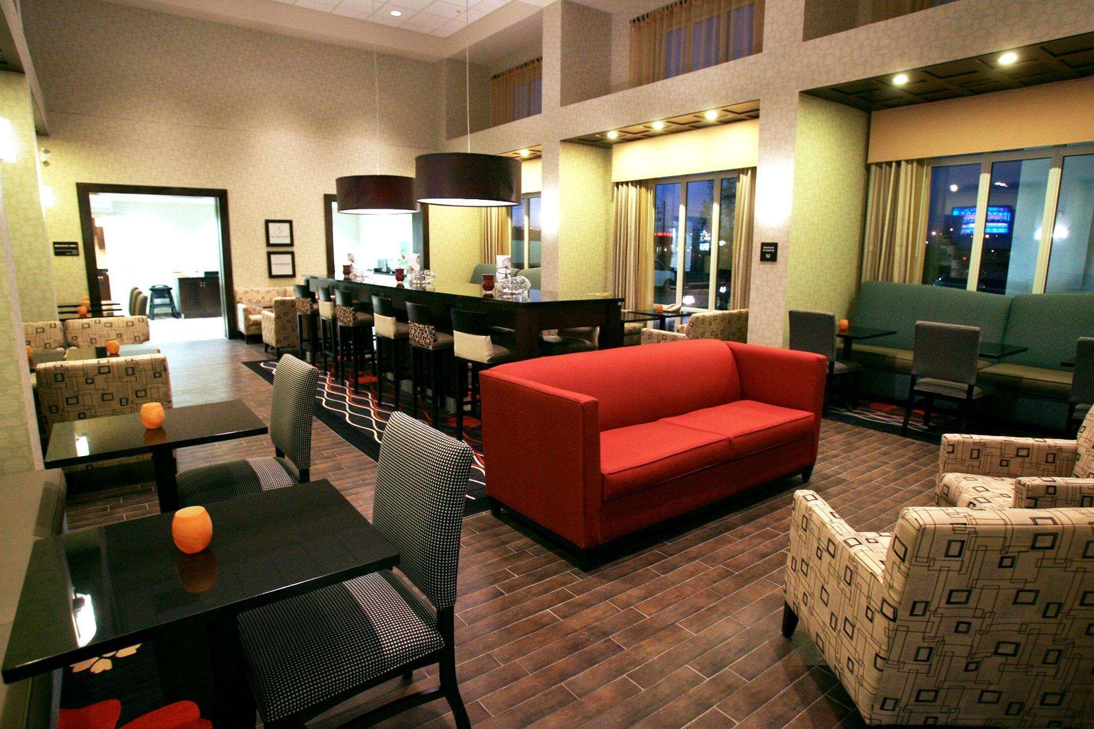 Hampton Inn & Suites Red Deer Penhold Restaurant bilde