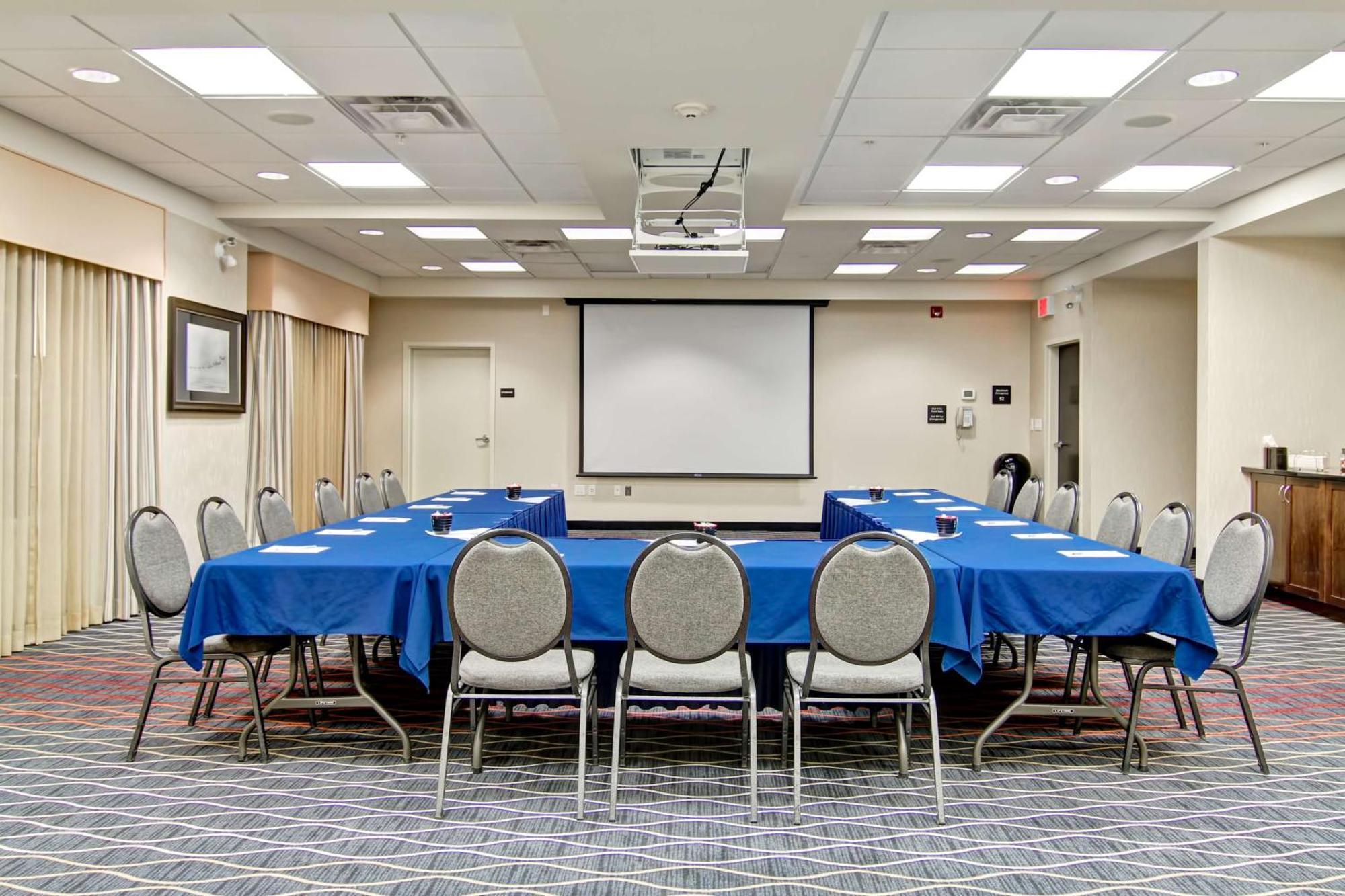 Hampton Inn & Suites Red Deer Penhold Eksteriør bilde