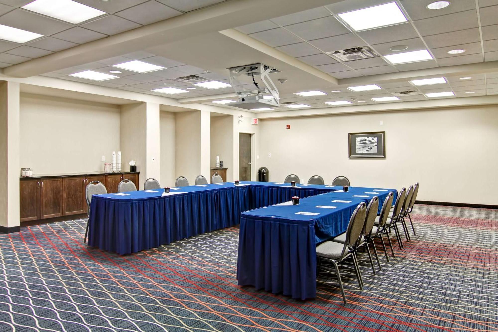 Hampton Inn & Suites Red Deer Penhold Eksteriør bilde